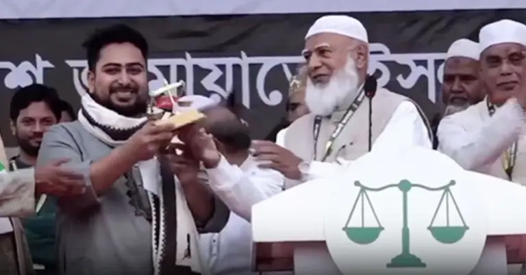 নাহিদ ইসলামের হাতে ‘পাল্লাকলি’ তুলে দিচ্ছেন ডা. শফিকুর রহমান